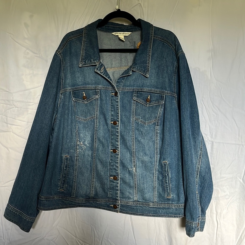3X JNY denim jacket with floral embroidery detail and slight distressing